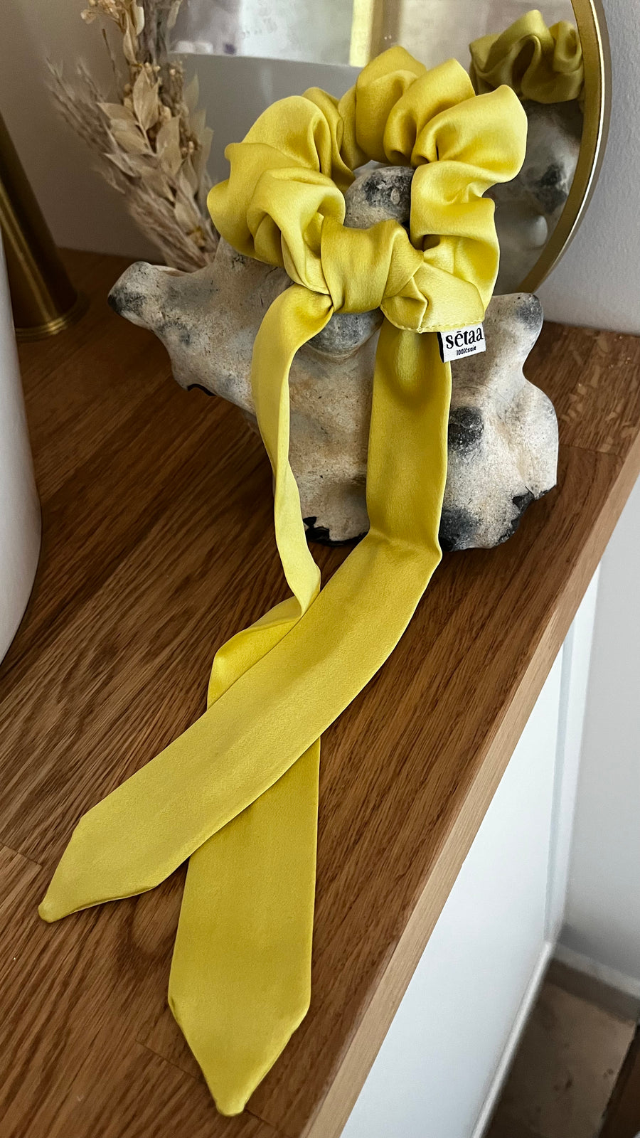 Madeleine, chouchou-foulard, jaune citron - setaa.fr - accessoires - en - satin - de - soie - teinture - naturelle - vegetale