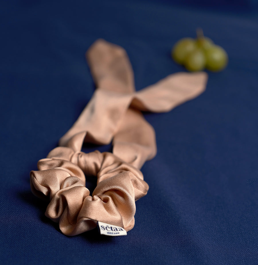 Madeleine, chouchou-foulard, rose bébé - setaa.fr - accessoires - en - satin - de - soie - teinture - naturelle - vegetale